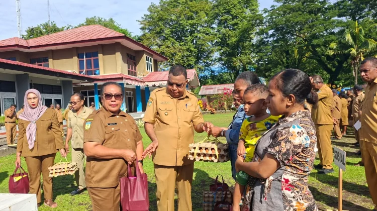 Pemda Yapen Launching Genting  dan Pemberian Sembako