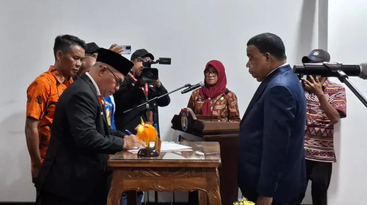 Bupati Yapen Resmi Lantik Cyfrianus Mambay sebagai Penjabat Sekda