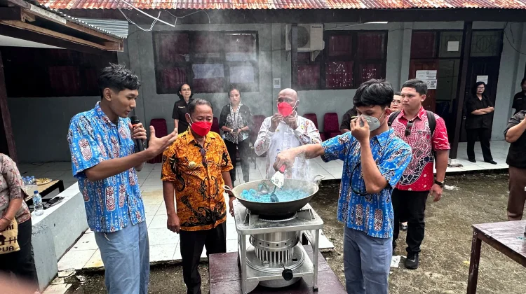 Wabup Roi Palunga Inovasi Paving Blok dari Sampah Plastik Layak Dikembangkan