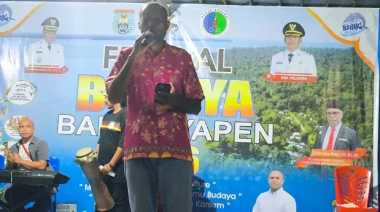 Kepala Distrik Pulau Kurudu Resmi Tutup Festival Budaya Bahari Yapen 2026
