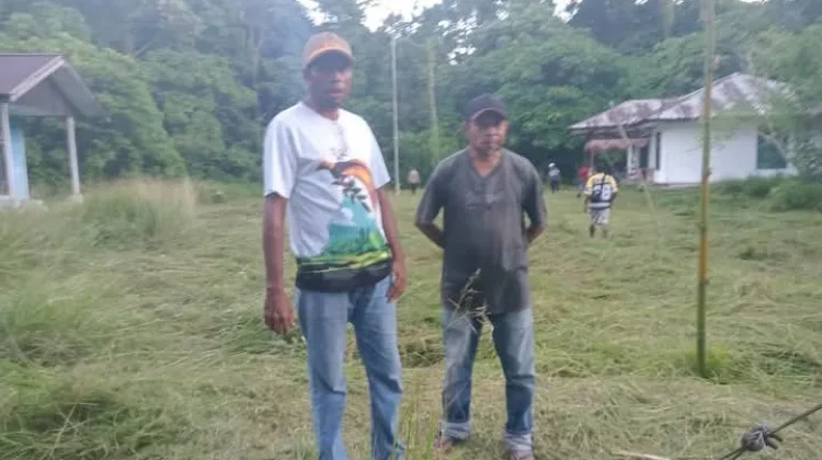 Kepala Distrik Pulau Kurudu Pimpin Pembersihan Kantor Distrik.