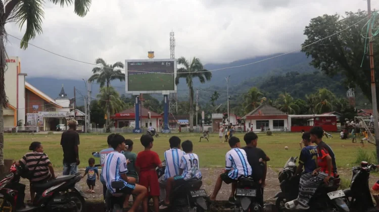 Pildun Babinsa Berbaur dengan Warga Nobar Bersama