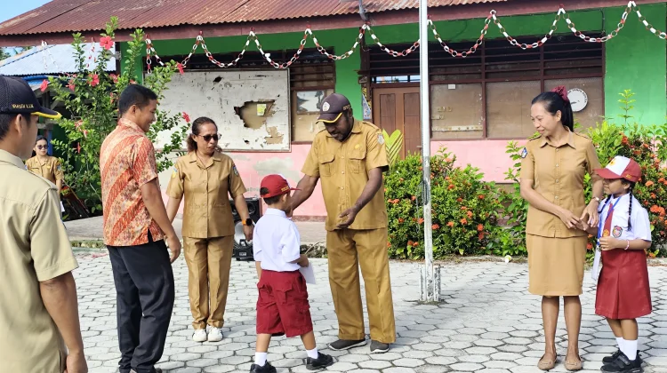 Orang Tua Serahkan Peserta Didik Baru Kepada Pihak Sekolah