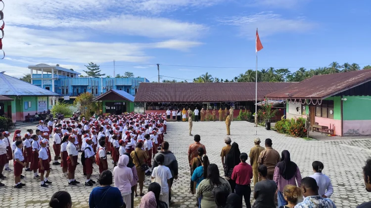 SD Negeri Inpres Satu Waren Waropen Sambut Murid Baru Dengan Upacara