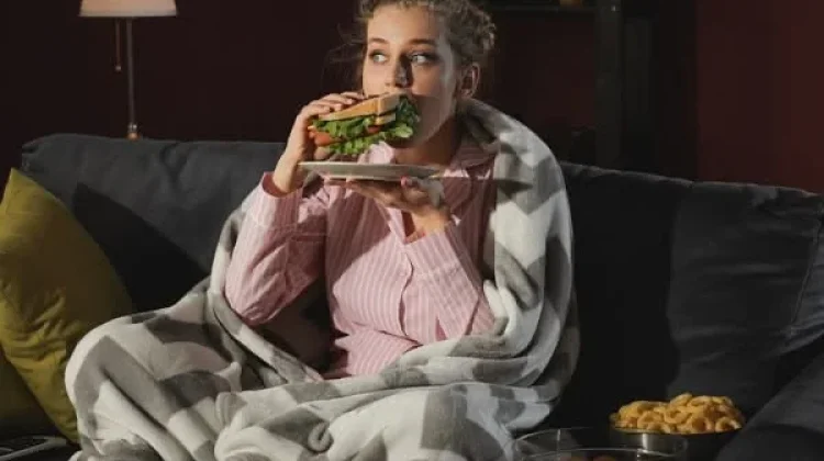 Apakah Makan Malam Selalu Menyebabkan Berat Badan Naik?