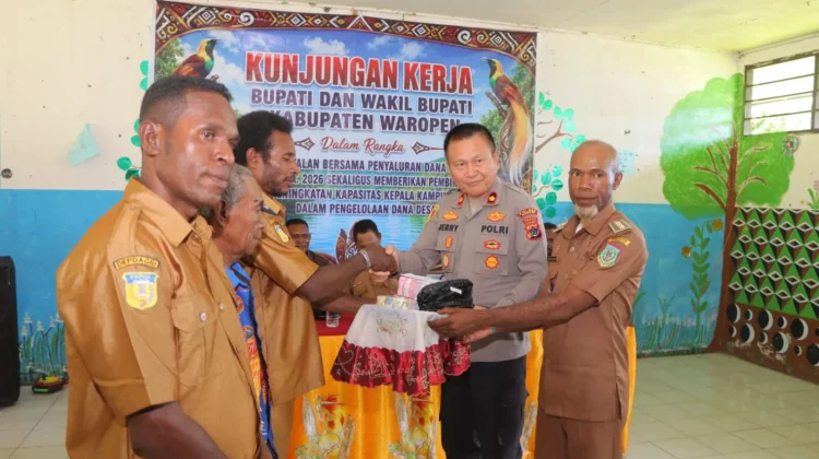 Polres Waropen Amankan Kunker Bupati Penyaluran Dana Desa Tahap Pertama
