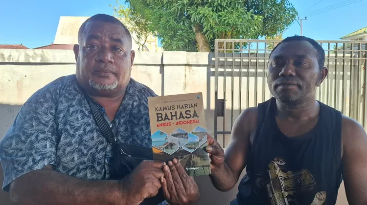Pembuat Kamus Bahasa Ansus–Indonesia Berharap Pelestarian Bahasa Daerah Tidak Be