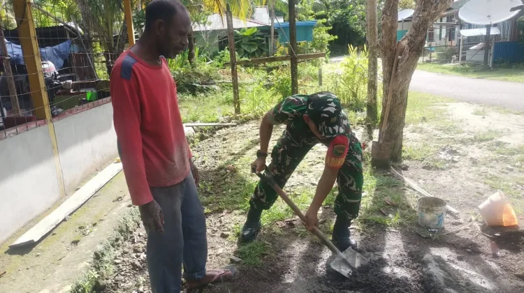 Babinsa Gotong Royong Bersama Warga Kampung Sarawandori