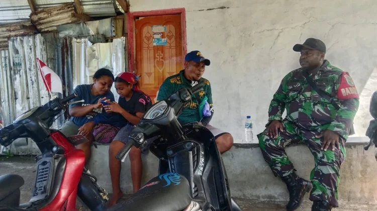 Babinsa  Ajar Warga Kampung Kabuena Jaga Aman, Bersih,  Harmonis