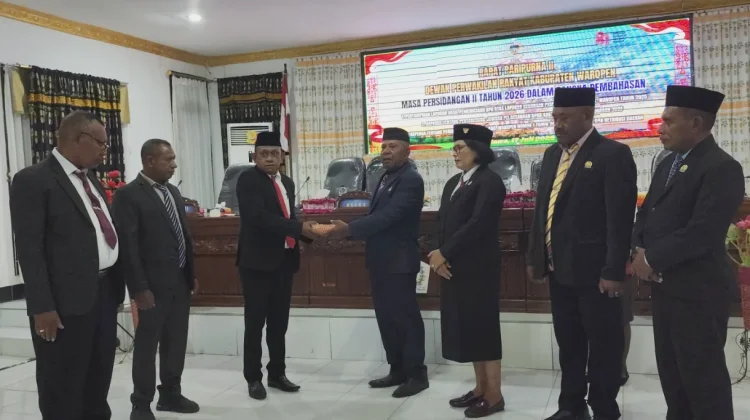 Pemerintah Waropen Serahkan Materi Raperda dalam Paripurna DPRK Resmi