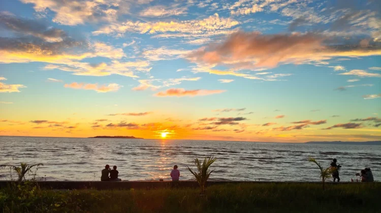 Menikmati Sunset Pantai Sarfambai Waropen Memikat Hati Setiap Pengunjung