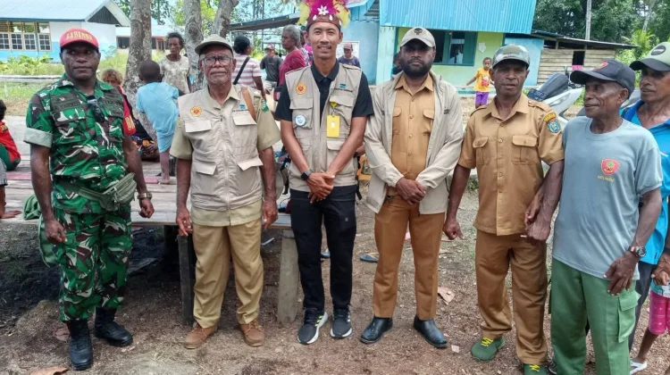 Babinsa Serui Dampingi Penjemputan Mahasiswa KKN Kampung di Distrik Kosiwo
