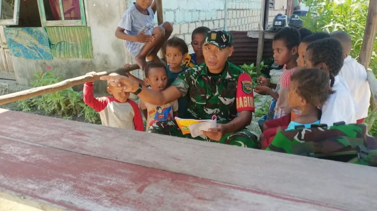 Babinsa  Tanamkan Semangat Belajar kepada Anak-anak Sarawandori