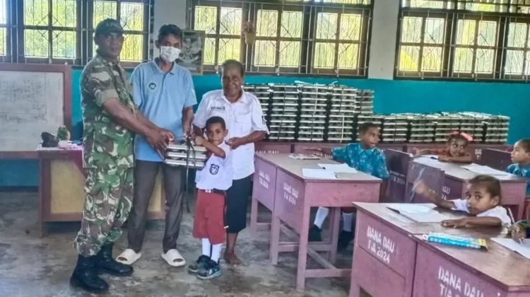 Babinsa Warbah Kawal Distribusi Makan Bergizi Gratis di Distrik Urfas