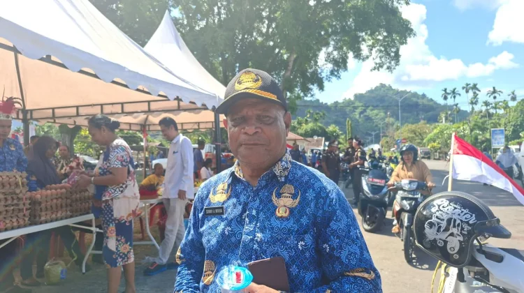 Kesbangpol Yapen Ajak Warga Kibarkan Bendera Merah Putih