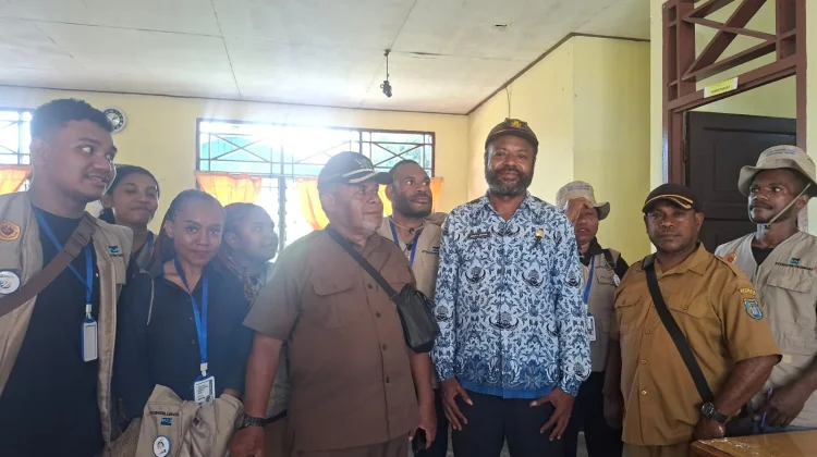 Alumni  Uncen Jayapura Mahasiswa KKN Bantu Pembuatan Alamat