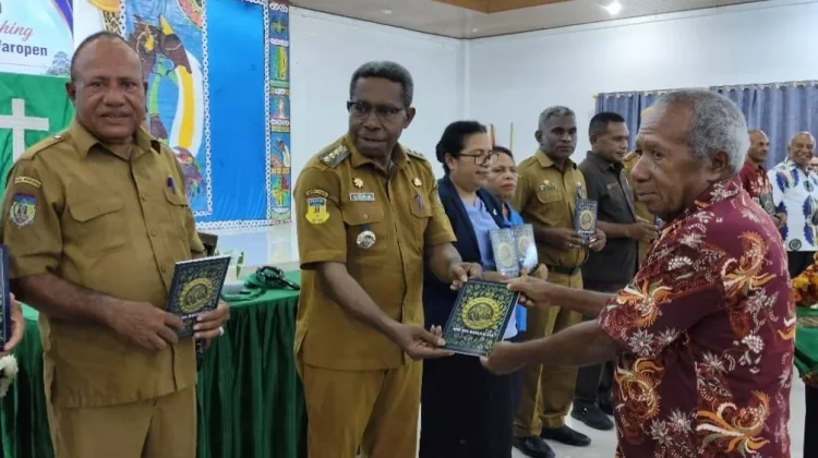 Bupati Waropen Luncurkan Penerjemahan Alkitab Bahasa Waropen