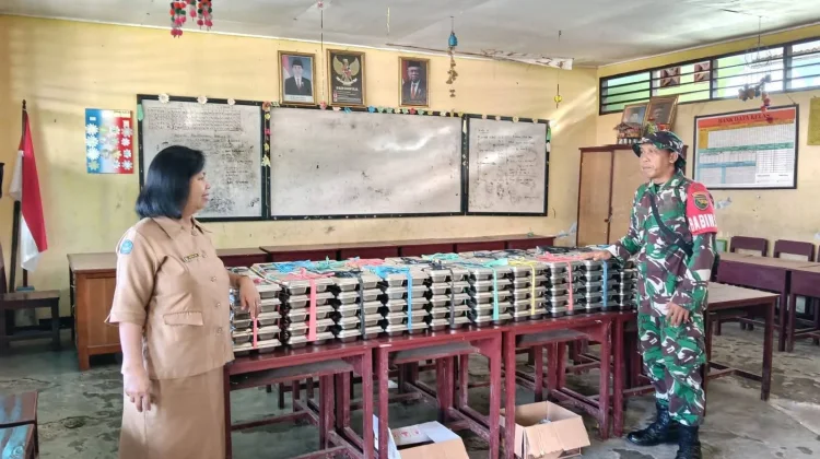 Babinsa dan Guru, Distribusi MBG di SD YPK I Effata Serui
