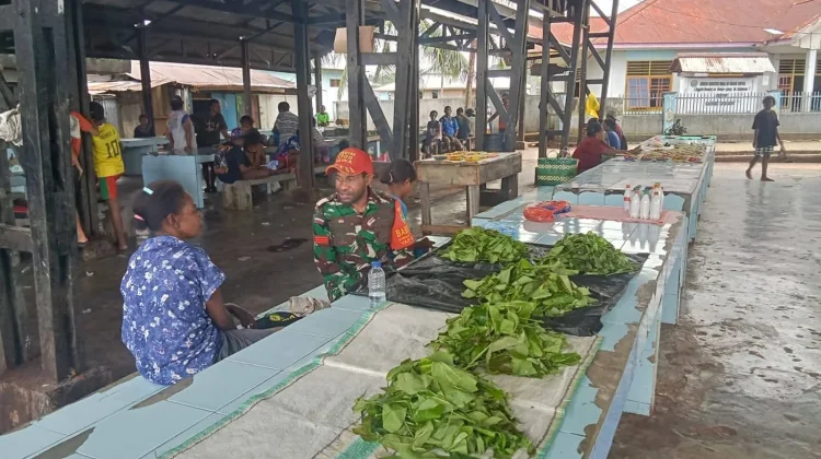 Babinsa Ansus Dampingi Warga Pasarkan Hasil Kebun.