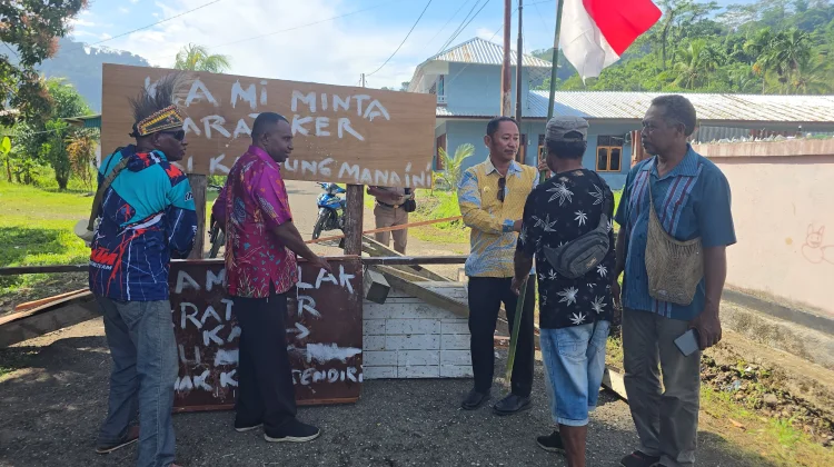 Wabup Yapen Buka Palang Jalan ke Kampung Manaini