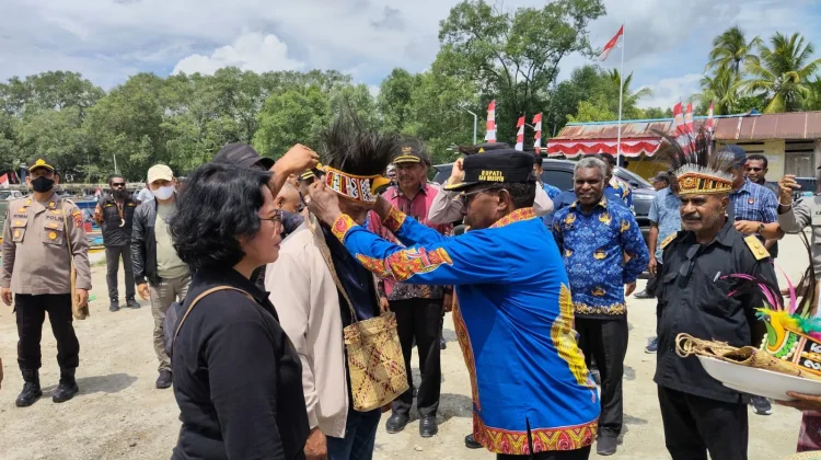 Pemda Waropen Resmi Sambut Kapolres Baru Dengan Prosesi Adat Waropen