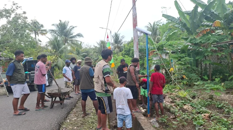 Sambut HUT RI, Mahasiswa KKN Warga Bersihkan Wisata Kampung Ketuapi