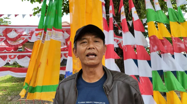 Pedagang Waropen Jual Aksesoris Merah Putih Sambut Kemerdekaan RI