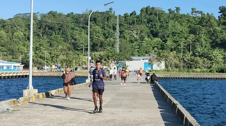 Masyarakat Waropen Manfaatkan Pelabuhan Waren Sebagai Sarana Olahraga Sore