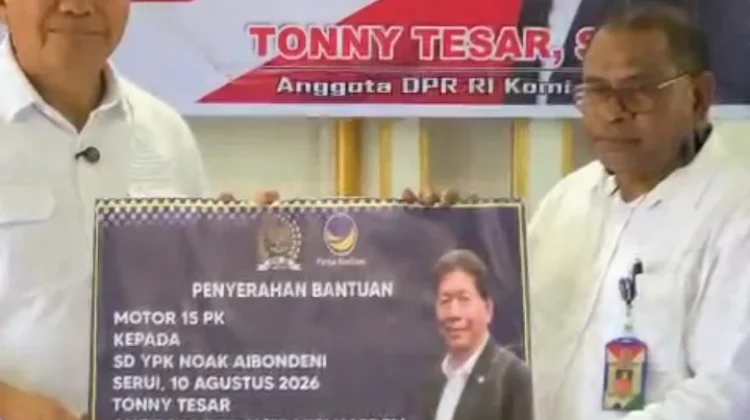 Anggota DPR RI Fraksi NasDem Tonny Tesar Serahkan Bantuan Motor Laut 15 PK