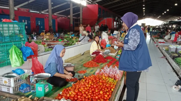 Perindag Yapen Pantau Harga Bahan Pokok dan Hasil Pertanian di Pasar Aroro Iroro