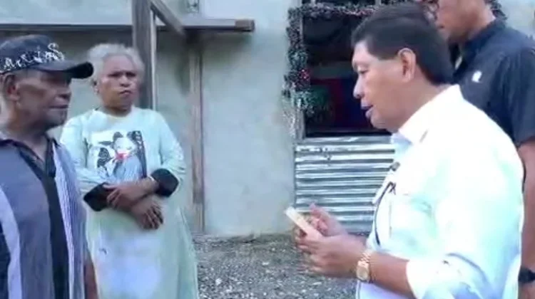 Kunjungi GKI Getsemani Mawei, Tonny Tesar dan Rian Hendrik Bantu Semen
