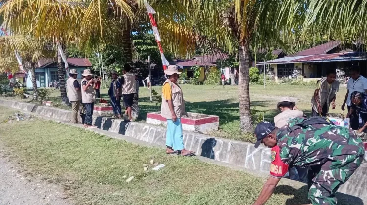 Babinsa, Warga dan Mahasiswa KKN Uncen Bersihkan Kantor Distrik Angkaisera