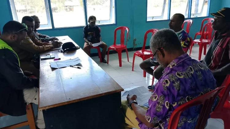 Babinsa Koramil 1709-02 Dawai Rapat Persiapan Upacara HUT RI