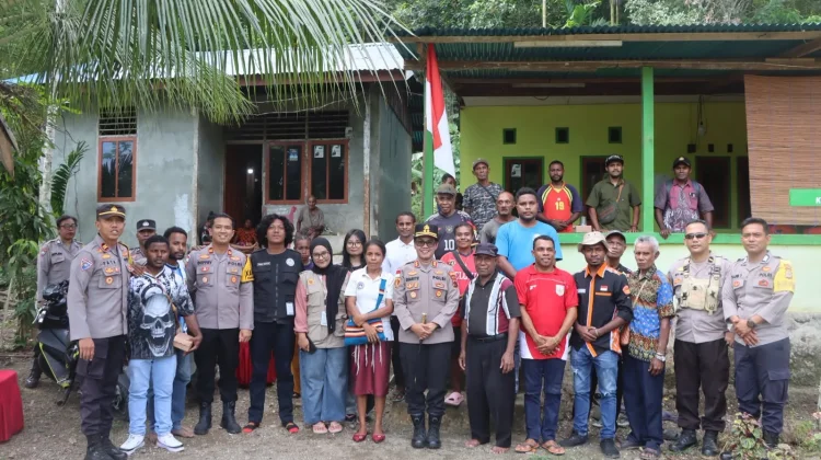 Kapolres Yapen Kamtibmas Presisi Bersama Warga Kampung Kandowarira