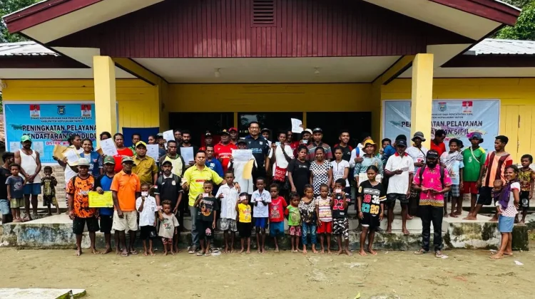 JEBOL CEPAT DOKU Layani 7.492 Dokumen Kependudukan di Enam Distrik Kabupaten Yapen