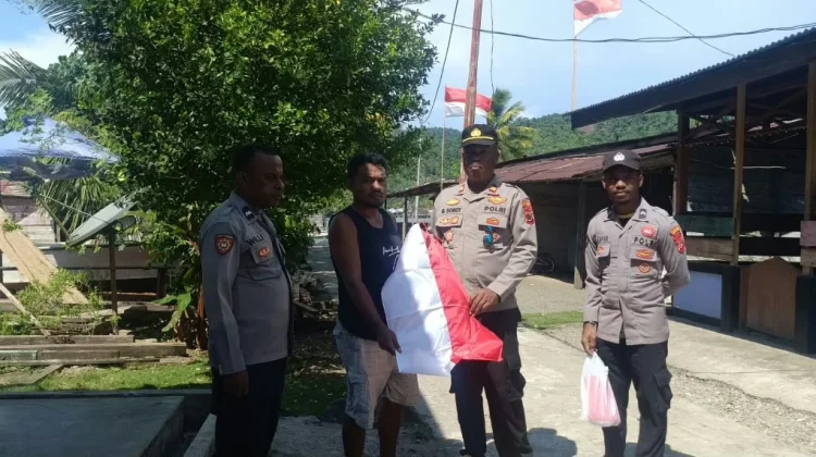 Sambut HUT Kemerdekaan RI-81 Polsek Poom Bagikan Bendera Kepada Warga