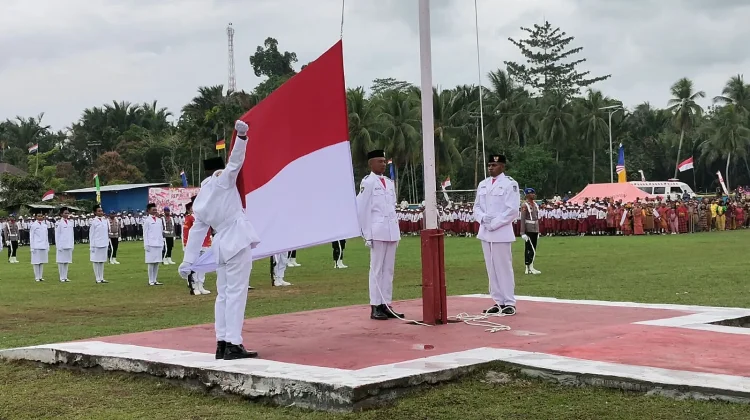 Bupati Waropen Apresiasi Petugas Upacara HUT RI Ke-81