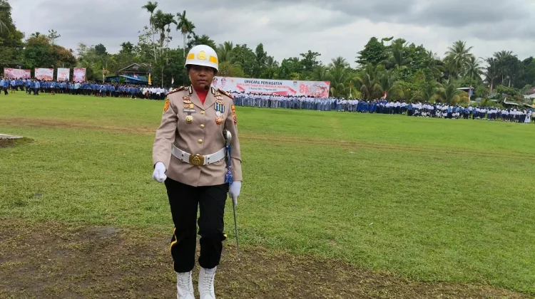 Polwan Torehkan Sejarah Waropen Jadi Komandan Upacara HUT RI