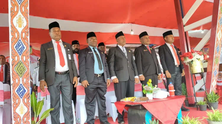 Pimpinan DPRK Waropen Hadiri Upacara Pengibaran HUT RI
