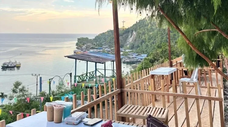 Suasana Senja Menyapa Serui: Spot Foto dengan Panorama Laut Memukau