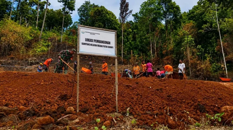 Warga dan Babinsa Ansus Siapkan Lokasi Kampung Nelayan Merah Putih di Ausem