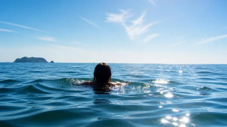 Tips Berenang di Air Laut yang Aman dan Menyenangkan