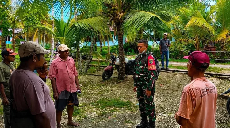 Babinsa Serui Perkuat Sinergitas Pemerintah Kampung dan Warga Mariarotu