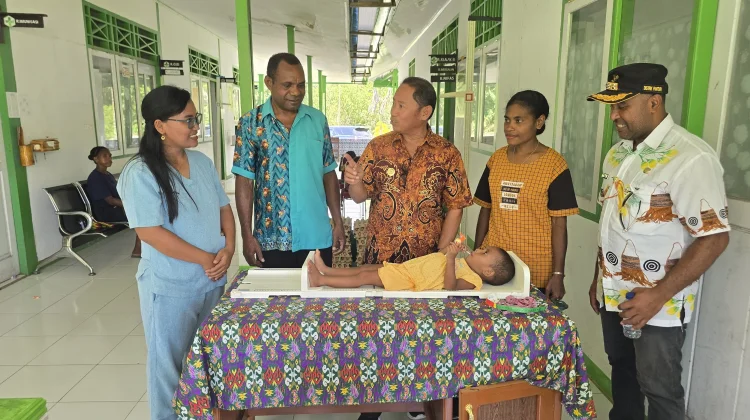 Intervensi Gizi Berlanjut, Wabup Roi Pantau Penerima Genting