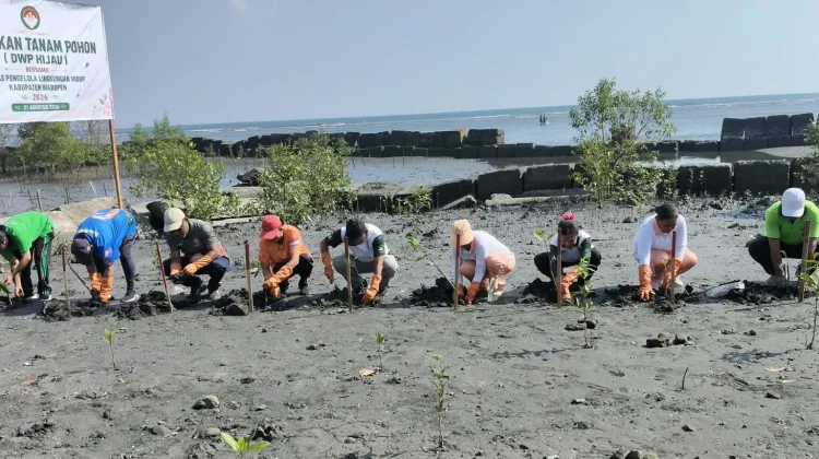 Pemda Waropen Apresiasi DWP Jaga Lingkungan Pesisir Ausiwerini