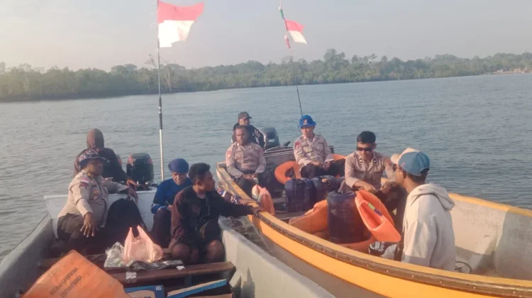 Polres Waropen Bersama Komunitas Speed Sanggei Cari Korban Speed Boat Hanyut