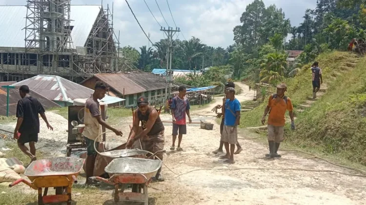 KKN Uncen dan Warga Empat Kampung Cor Jalan Muman