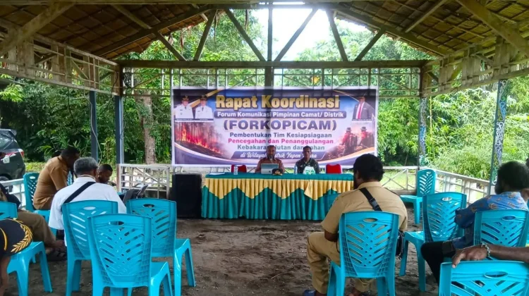 Babinsa Dawai Pemerintah Distrik Yapen Utara Pembutukan Tim Kesiapsigaan