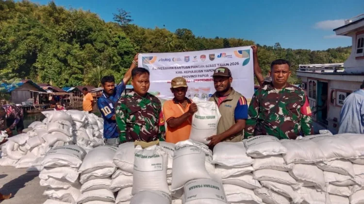 Babinsa Ansus Dampingi Penyaluran Bantuan Pangan Beras Yapen Barat dan Wonawa