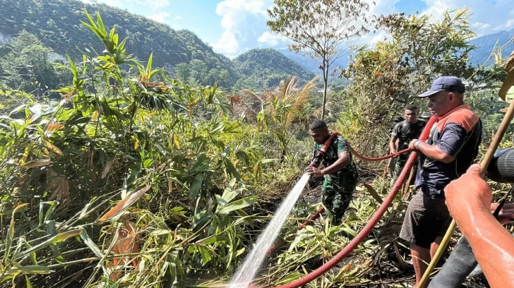 Kodim 1709/Yawa Cegah Kebakaran Lahan Meluas di Kampung Pasir Hitam